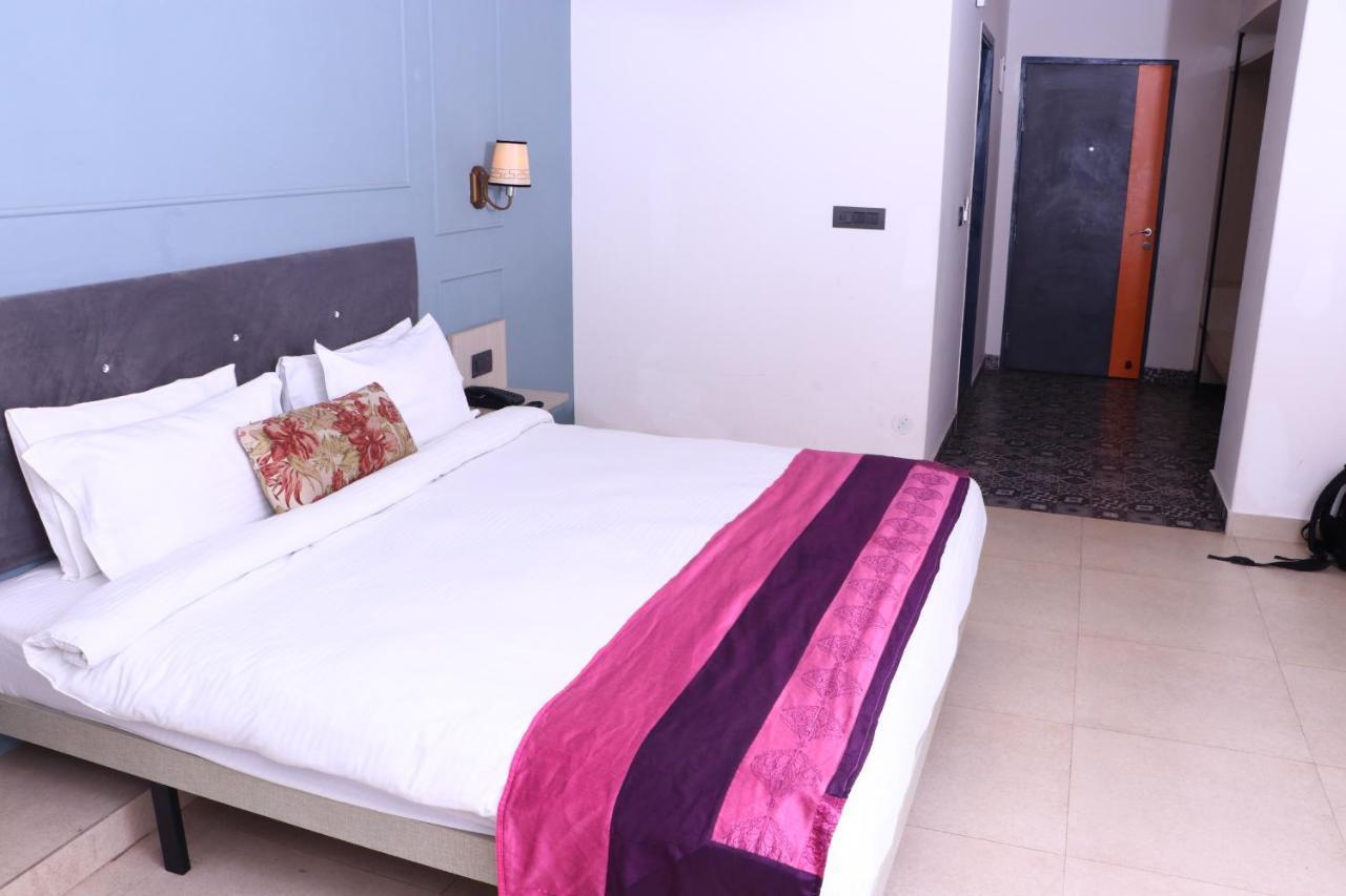 Virohaa Garden Hotel Ghaziabad Exterior photo